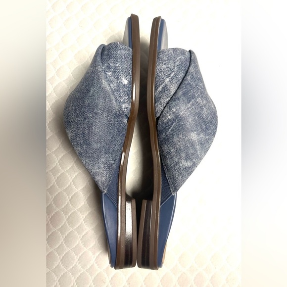 Vionic Miramar Slide Comfort Sandal 
Blue Tones Minimalist Classy 
Size 7 - Picture 4 of 6